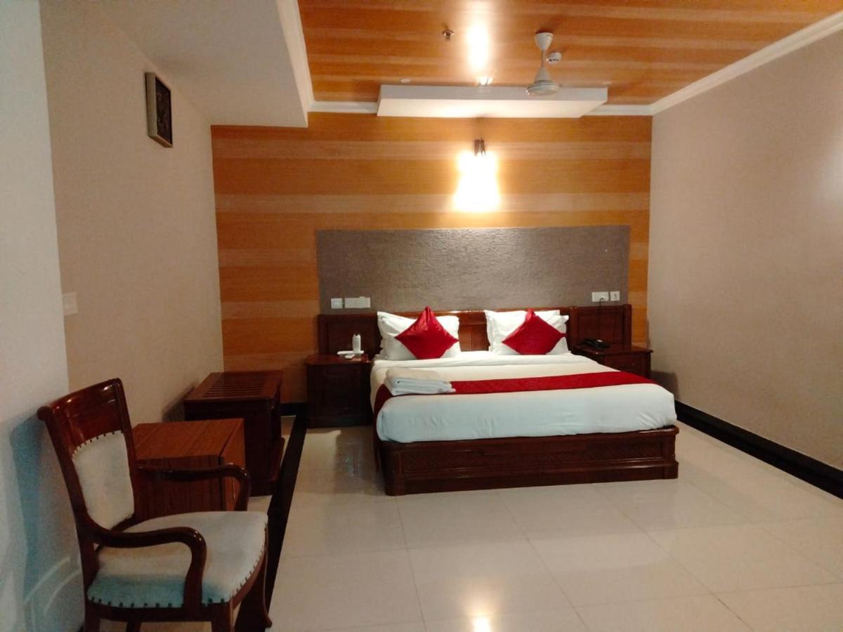 Hotel Jyothis Regency Palakkad Bagian luar foto