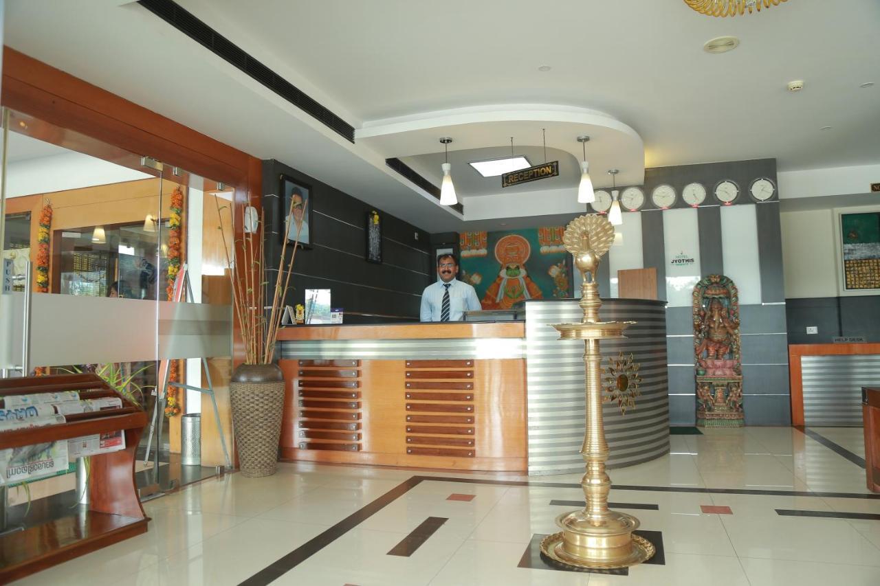 Hotel Jyothis Regency Palakkad Bagian luar foto